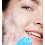 Gentle cleansing with silicone face brush